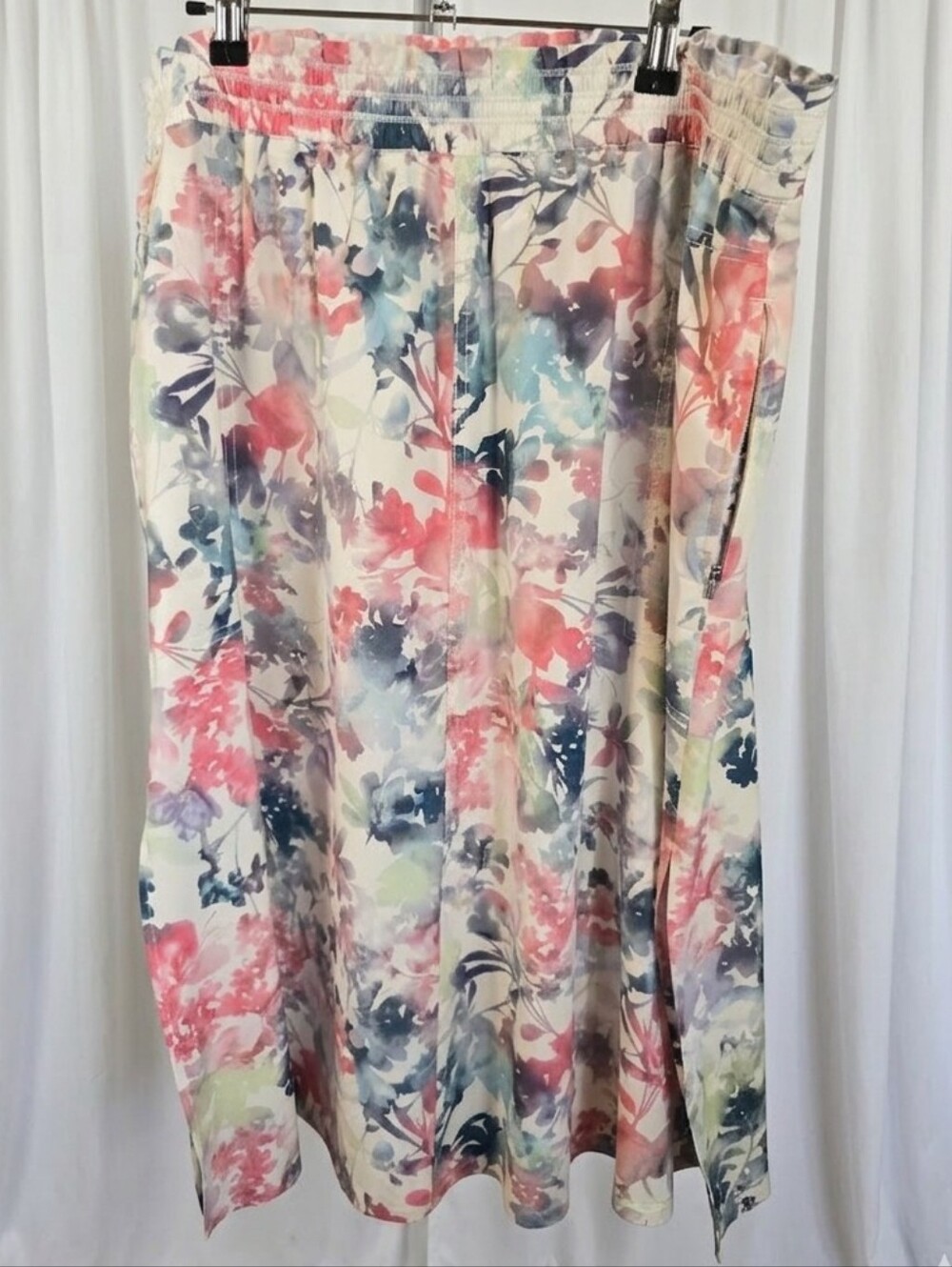 Athleta Jupe Savannah skirt in a cream floral print.